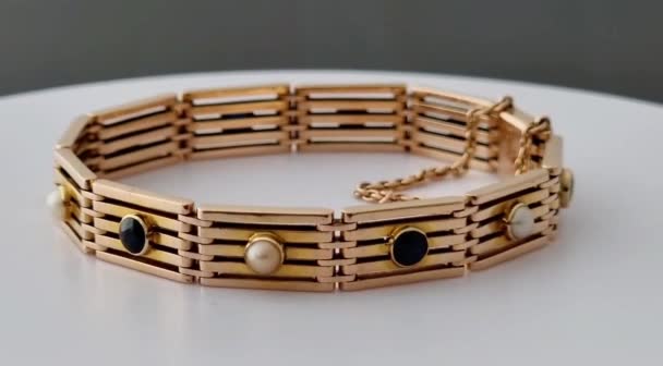 Gold Saphir Und Perlentor Glied Armband Rotierenden Auf Weißem Oberflächenhintergrund — Stockvideo