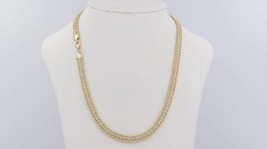 Altın kolye dönüyor. 3D canlandırma canlandırması. Mücevher ve süsler için reklam kavramı.