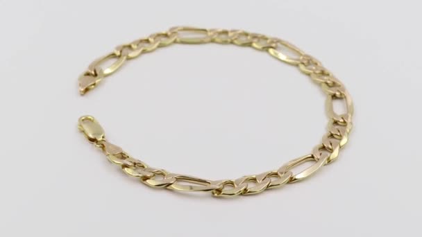Gouden Armband Draaiend Witte Achtergrond Reclameconcept Voor Juwelen Ornamenten — Stockvideo