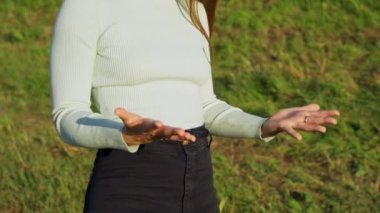 Pozitif iletişim ve jestler kavramı. Kadın el hareketi. İmzala, eller ve baş parmaklar yukarı, teşekkürler jest, iyi iş ya da iyi iş. Kazanan ve gol ya da evet mankeni. Tamam jest.