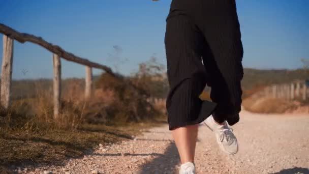 Ragazza Massaggiare Ginocchia Dopo Aver Corso Sulle Colline Aveva Dolore — Video Stock