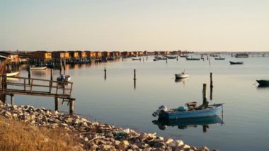 Sacca di scardovari 'de gün batımı, Delta del Po, Comacchio lagünü, Veneto' da güneşli bir gün, Emilia Romagna, İtalya. Sakin ve huzurlu bir konsept ve atmosfer. Günbatımı Rovigo Denizi