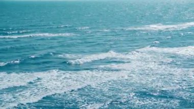 Delta del po Parkı, Rovigo, Veneto, İtalya 'da pek çok dalgalı Adriyatik Denizi manzarası. Gün batımında Venedik Gölü yakınlarında kumlu bir sahil manzarası. Adige Nehri. Yavaş çekim ve damlaları yakın çekim sahildeki kayalara çarpar..