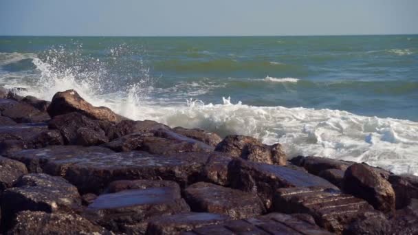 附近的水滴和海浪冲击着岩石海 在意大利威尼托的德尔塔德尔波公园 Delta Del Park 有许多海浪 日落时在威尼斯泻湖附近空中俯瞰沙滩的景象 阿迪吉河 — 图库视频影像