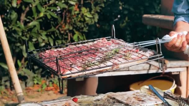 Orang Memasak Daging Panggang Luar Ruangan Daging Panggang Barbekyu Sehat — Stok Video