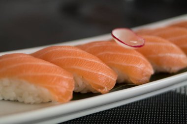 Suşi somonu ve pirinç birinci katta.