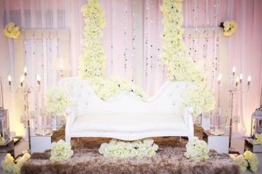 Düğün günü için çok güzel bir dekorasyon. Malay düğün töreni.