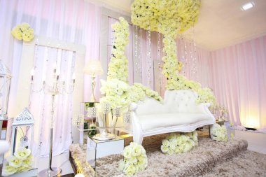 Düğün günü için çok güzel bir dekorasyon. Malay düğün töreni.