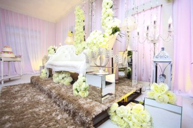 Düğün günü için çok güzel bir dekorasyon. Malay düğün töreni.