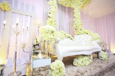 Düğün günü için çok güzel bir dekorasyon. Malay düğün töreni.