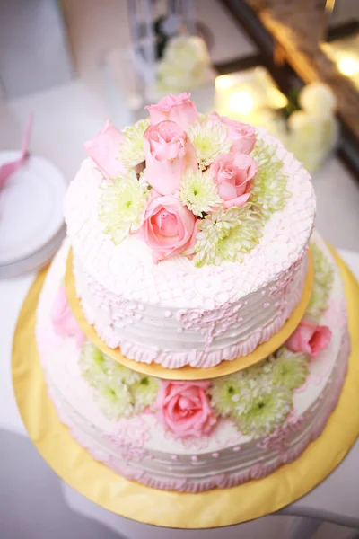 白色婚礼蛋糕与粉红色的花朵 — 图库照片