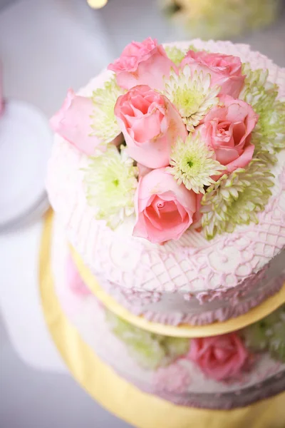 ピンクの花と白いウエディング ケーキ — ストック写真