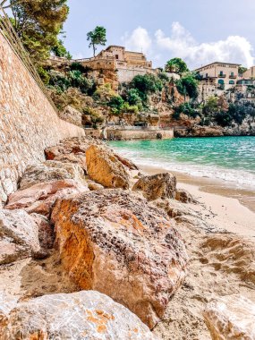 Güneşli bir sonbahar gününde güzel bir sahil ve ada