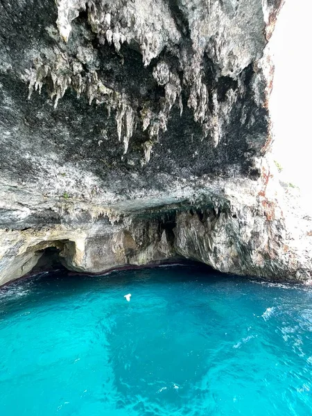 Acantilado Rocoso Con Hermosa Agua Mar — Foto de Stock