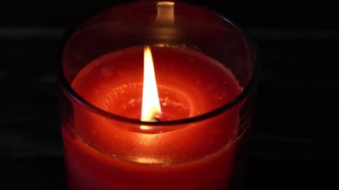 Mum alevinin kapatılması koyu arkaplanda izole edildi