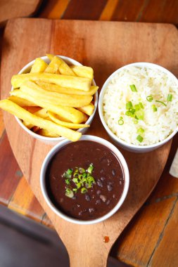 Tahta bir arka planda patates ve cips.