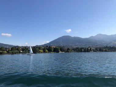 Leman Gölü kıyısında yelkenli.