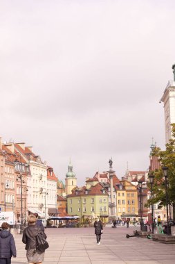 Polonya, Varşova şehri şehrin tarihi binalarıyla yürüyor, güzel mimari..