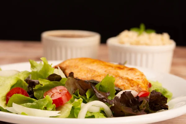 건강식 양상추 유기농 야채를 곁들인 닭고기와 건강에 샐러드 — 스톡 사진