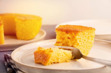 Lezzetli bir dilim sarı mısır keki (Brezilya Bolo de Fuba) bir tabakta, izole, yakın, yatay, hiç kimse