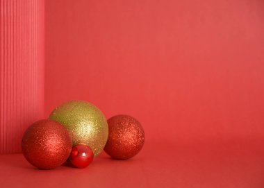 Kırmızı arka planı ve altın Noel topları olan pankart, dekorasyon. Kart, kopyalama alanı. Yeni yıl konsepti. Kış tatili Model.