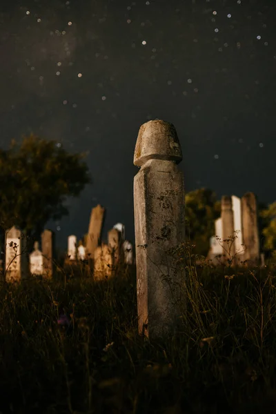 Vecchio Cimitero Cimitero Notte Una Lanterna Sullo Sfondo — Foto Stock