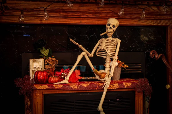 Csontváz Készül Elszívni Egy Jointot Miközben Egy Tököt Cipel Halloweeni — Stock Fotó