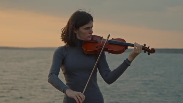 女バイオリニストが外でソロ演奏中 — ストック動画