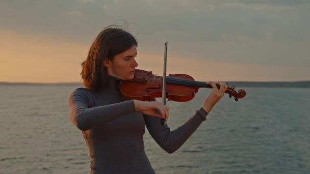 Vrouw solist speelt viool — Stockvideo