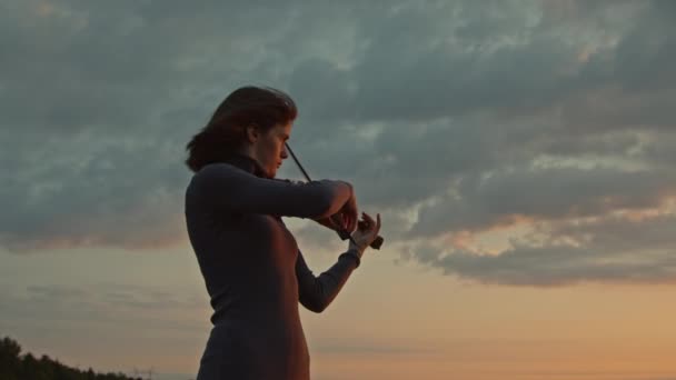 Donna violinista giocare solo al di fuori — Video Stock