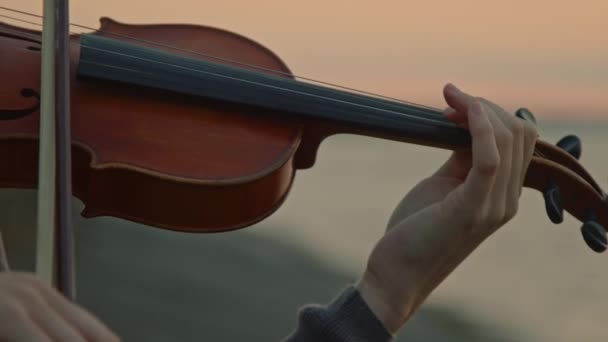 Jonge muzikant speelt viool buiten — Stockvideo