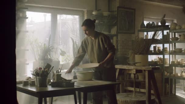 女人在磨光陶瓷盘 — 图库视频影像