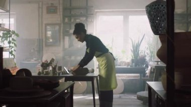 Kadın Ham Clay 'i kesiyor ve Video Kaydediyor