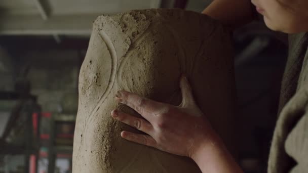 Kobieta rzeźbi z surowej gliny. — Wideo stockowe