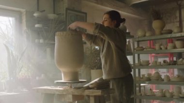 Kadınlar Sanat Stüdyosunda Vazo Oluyorlar