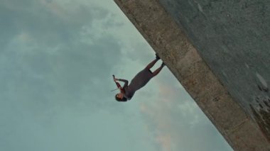 Kadın müzisyen dışarıda keman çalıyor.