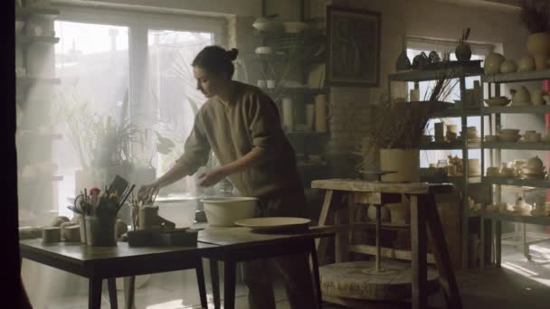 Mujer está mezclando esmalte de cerámica — Vídeo de stock