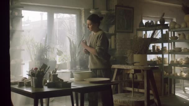 Mujer está vertiendo tinte en esmalte — Vídeos de Stock
