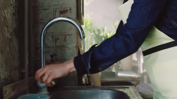 Kobieta myje ręce mydłem — Wideo stockowe