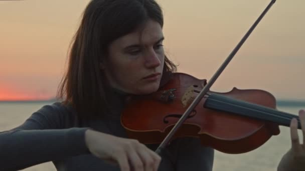 Talangfull kvinna spelar fiol — Stockvideo