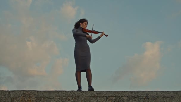 Porträt einer Dame, die draußen Geige spielt — Stockvideo