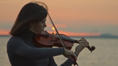 Sunrise 'dan esinlenilmiş Kadın Çalıyor