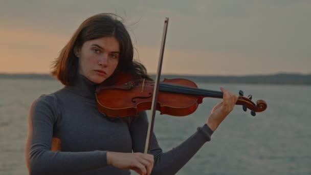 Portrait de jeune femme jouant du violon — Video