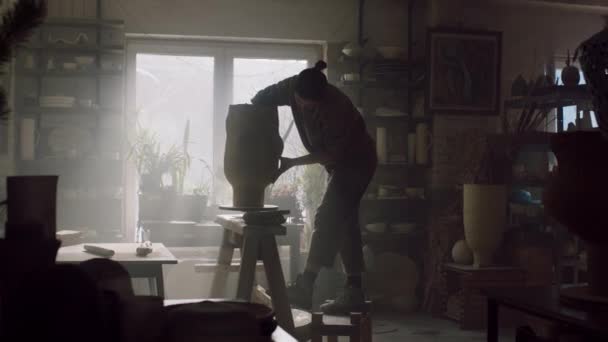 Mujer es esculpir florero en hermoso taller — Vídeos de Stock