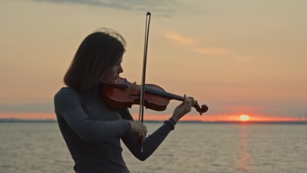 Violinista sta giocando Ispirato da Alba — Video Stock