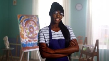 Genç Siyah Kadın Hava Öpücüğü Gönderiyor