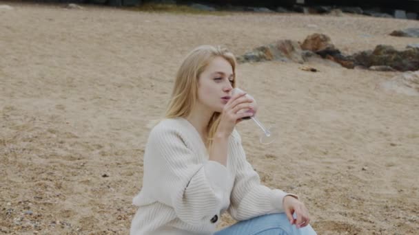 Прекрасная блондинка отдыхает на пляже — стоковое видео