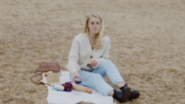 Красотка устраивает пикник на пляже — стоковое видео