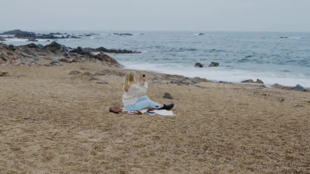 女子在海滩休息一天 — 图库视频影像