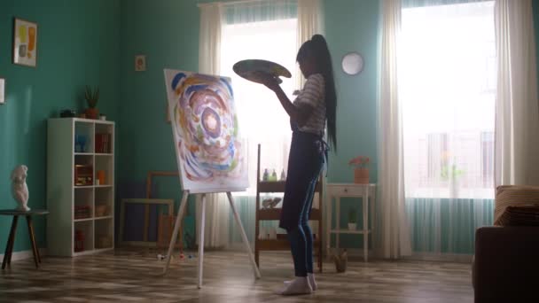 Negro mujer tiene divertido en casa mientras pintura — Vídeos de Stock